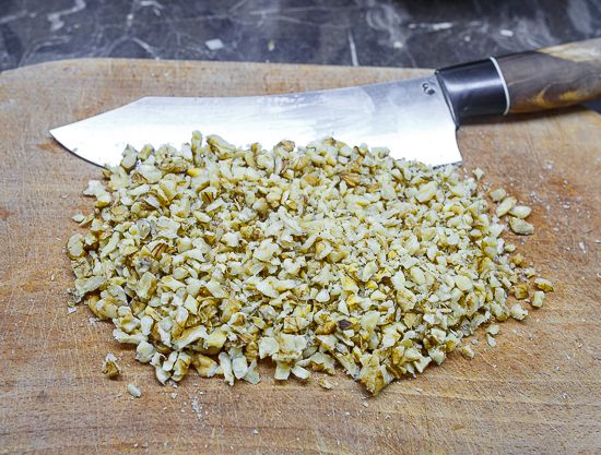 Chop the walnuts