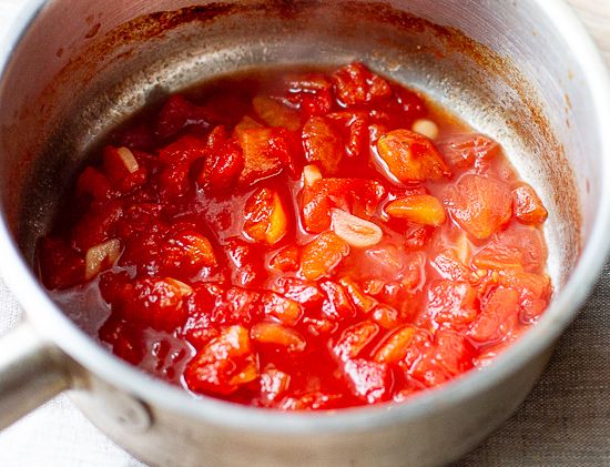 Making tomato sauce