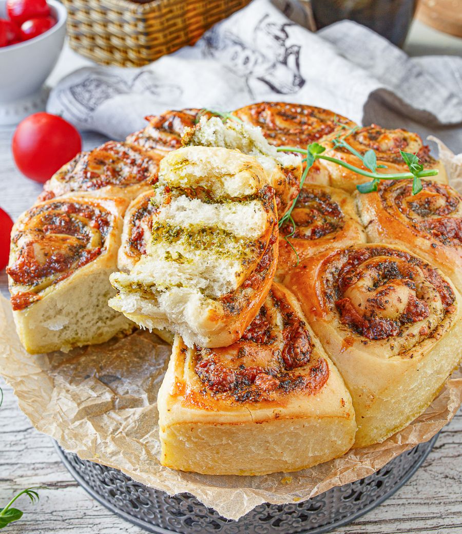 Pesto & Mozzarella Swirl Rolls