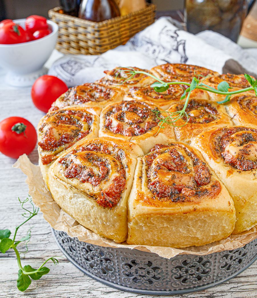 Pesto & Mozzarella Swirl Rolls