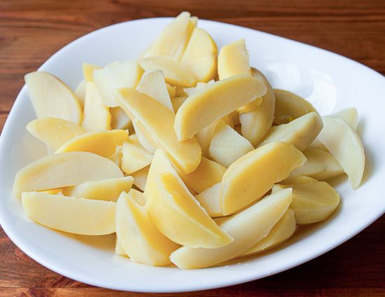 Cut the potatoes