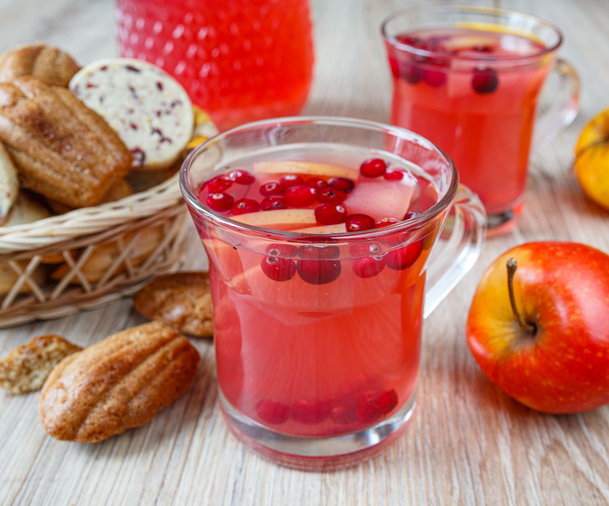 Apple and Cranberry Winter Tea with Ginger