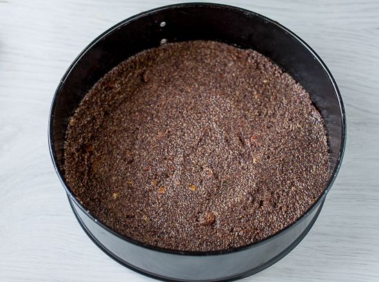 Spread the poppy seed mixture