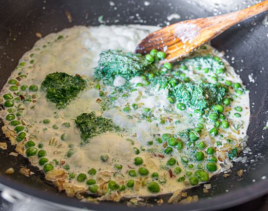 Add garlic, spinach, and cream