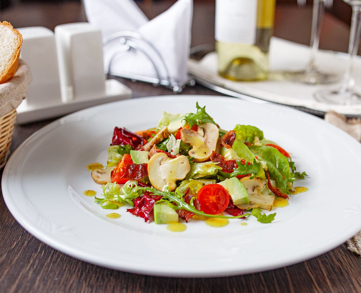 Mushroom & Avocado Salad with Crispy Bacon