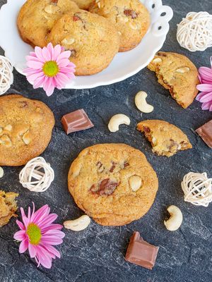 Cashew and Milk Chocolate Cookies